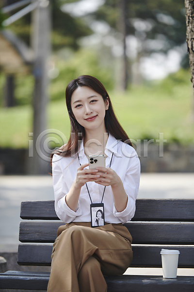 여유 티타임 20대 성인 성인여자한명만 여자 한국인 한명 JPG 아웃포커스 앞모습 포토 공원 다리꼬기 들기 미소(표정) 벤치 비즈니스라이프 비즈니스우먼 상반신 세미정장 스마트폰 앉기 야외 주간 커피