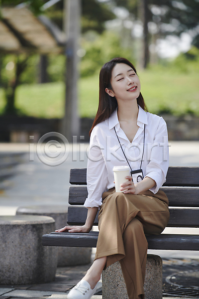 여유 티타임 휴식 20대 성인 성인여자한명만 여자 한국인 한명 JPG 아웃포커스 앞모습 포토 고개들기 공원 눈감음 다리꼬기 들기 미소(표정) 벤치 비즈니스라이프 비즈니스우먼 세미정장 앉기 야외 전신 주간 커피
