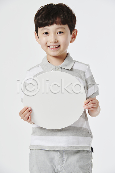 남자 소년 소년한명만 어린이 한국인 한명 JPG 앞모습 포토 들기 미소(표정) 배너 보여주기 상반신 스튜디오촬영 원형 프레임