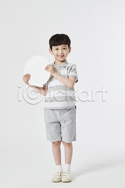 남자 소년 소년한명만 어린이 한국인 한명 JPG 앞모습 포토 들기 미소(표정) 배너 보여주기 서기 스튜디오촬영 원형 전신 프레임