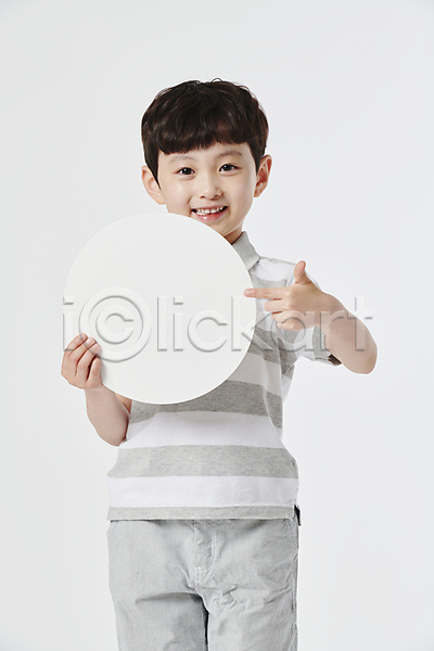 남자 소년 소년한명만 어린이 한국인 한명 JPG 앞모습 포토 가리킴 들기 미소(표정) 배너 보여주기 상반신 스튜디오촬영 원형 프레임