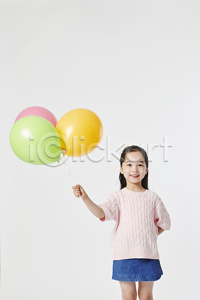 소녀(어린이) 소녀한명만 어린이 여자 한국인 한명 JPG 앞모습 포토 뒷짐 미소(표정) 상반신 스튜디오촬영 잡기 풍선 풍선잡기