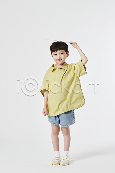 남자 소년 소년한명만 어린이 한국인 한명 JPG 앞모습 포토 들기 미소(표정) 서기 스튜디오촬영 자 전신 키재기