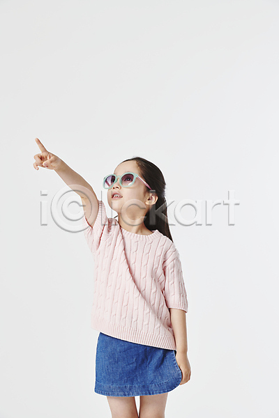 소녀(어린이) 소녀한명만 어린이 여자 한국인 한명 JPG 앞모습 포토 가리킴 고개들기 상반신 선글라스 손들기 스튜디오촬영 올려보기