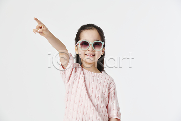 소녀(어린이) 소녀한명만 어린이 여자 한국인 한명 JPG 앞모습 포토 가리킴 미소(표정) 상반신 선글라스 손들기 스튜디오촬영