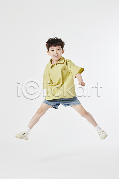 즐거움 남자 소년 소년한명만 어린이 한국인 한명 JPG 앞모습 포토 미소(표정) 손짓 스튜디오촬영 전신 점프 주먹