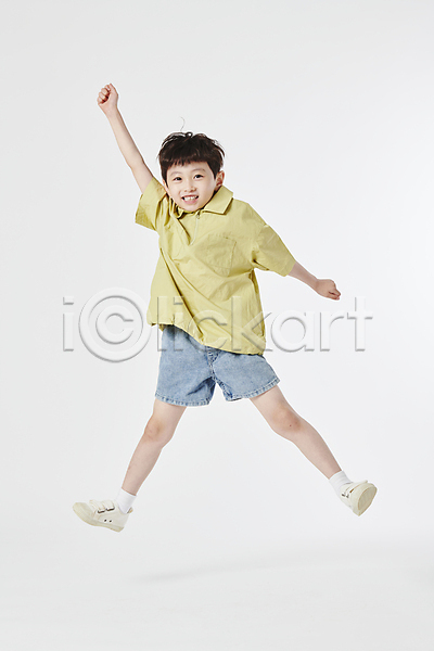 즐거움 남자 소년 소년한명만 어린이 한국인 한명 JPG 앞모습 포토 미소(표정) 손들기 스튜디오촬영 전신 점프 주먹