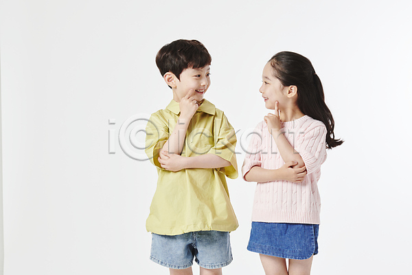 남자 두명 소녀(어린이) 소년 어린이만 여자 한국인 JPG 앞모습 포토 마주보기 미소(표정) 상반신 손짓 스튜디오촬영 찌르기