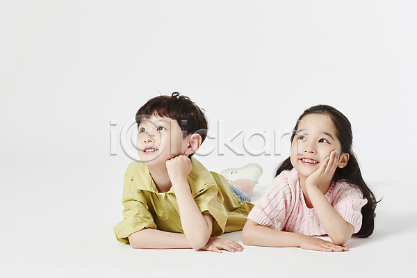 남자 두명 소녀(어린이) 소년 어린이만 여자 한국인 JPG 앞모습 포토 남매 미소(표정) 생각 스튜디오촬영 엎드리기 올려보기 전신 턱괴기