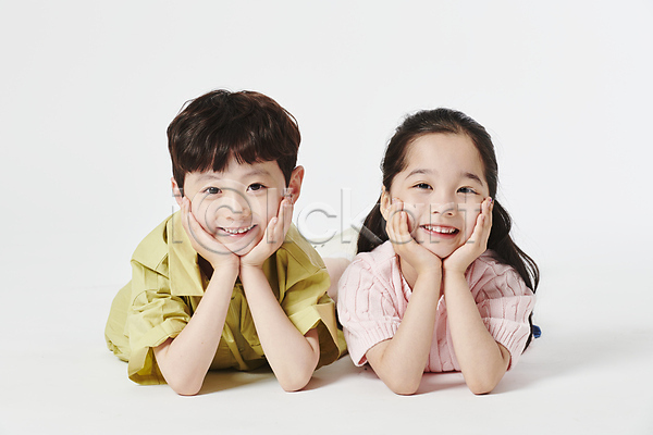 남자 두명 소녀(어린이) 소년 어린이만 여자 한국인 JPG 앞모습 포토 꽃받침 남매 미소(표정) 스튜디오촬영 엎드리기 전신 턱괴기