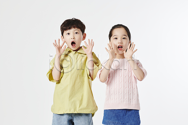 남자 두명 소녀(어린이) 소년 어린이만 여자 한국인 JPG 앞모습 포토 남매 놀람 상반신 손짓 스튜디오촬영 외침