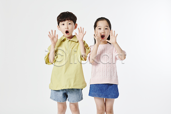 남자 두명 소녀(어린이) 소년 어린이만 여자 한국인 JPG 앞모습 포토 남매 놀람 상반신 손짓 스튜디오촬영 외침