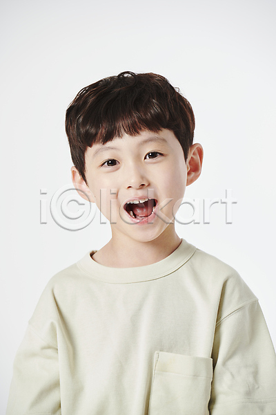 남자 소년 소년한명만 어린이 한국인 한명 JPG 앞모습 포토 놀람 상반신 스튜디오촬영 웃음 입벌림