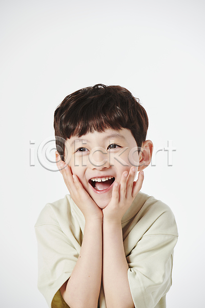 남자 소년 소년한명만 어린이 한국인 한명 JPG 앞모습 포토 꽃받침 상반신 스튜디오촬영 웃음