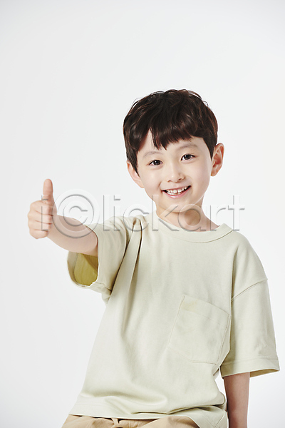 남자 소년 소년한명만 어린이 한국인 한명 JPG 앞모습 포토 따봉 미소(표정) 상반신 스튜디오촬영 응시