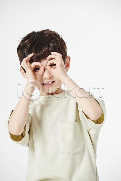 남자 소년 소년한명만 어린이 한국인 한명 JPG 앞모습 포토 OK 미소(표정) 상반신 손장난 손짓 스튜디오촬영 쌍안경 장난