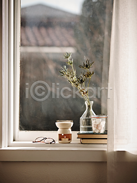 사람없음 JPG 포토 각설탕(식품) 꽃병 실내 안경 오브젝트 창가 책 커튼 향 향초