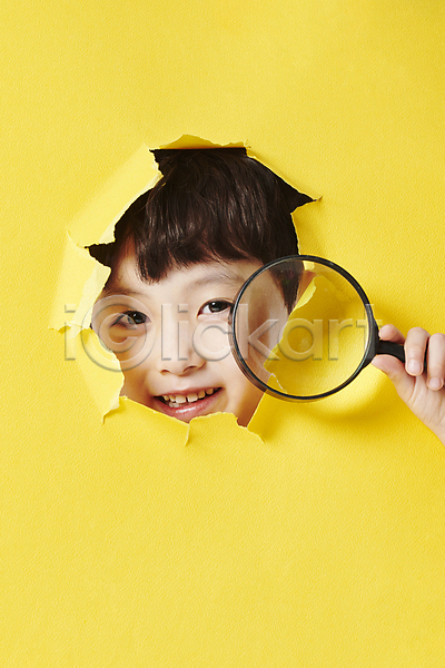 호기심 남자 소년 소년한명만 어린이 한국인 한명 JPG 앞모습 포토 관찰 노란색 돋보기 들기 미소(표정) 상반신 스튜디오촬영 얼굴 종이 찢어짐