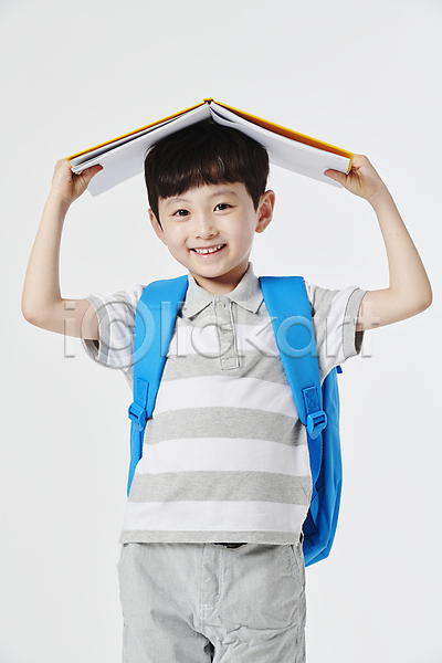 남자 소년 소년한명만 어린이 초등학생 한국인 한명 JPG 앞모습 포토 독서 들기 매기 미소(표정) 상반신 스튜디오촬영 올리기 책 책가방