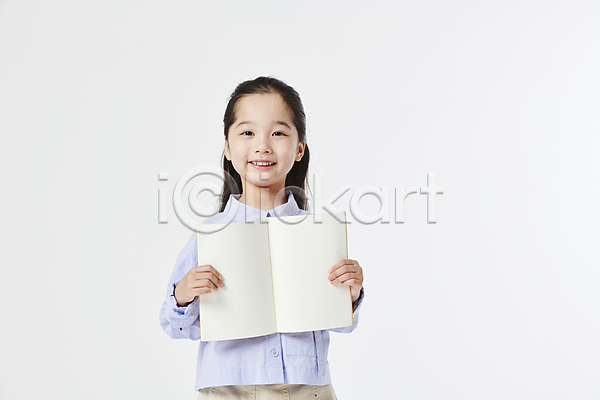 소녀(어린이) 소녀한명만 어린이 여자 초등학생 한국인 한명 JPG 앞모습 포토 독서 들기 미소(표정) 보여주기 상반신 스튜디오촬영 책