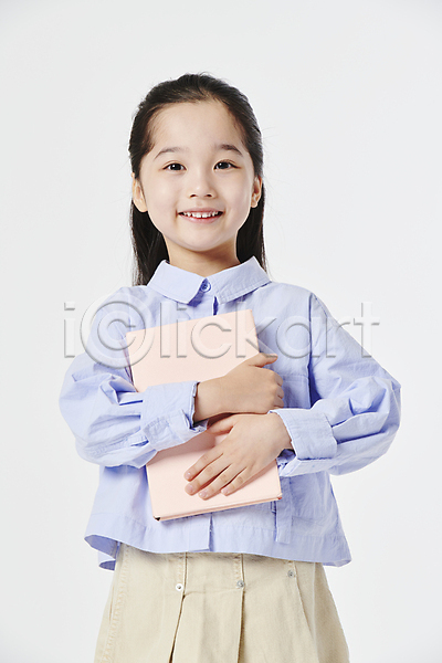 소녀(어린이) 소녀한명만 어린이 여자 초등학생 한국인 한명 JPG 앞모습 포토 독서 들기 미소(표정) 상반신 스튜디오촬영 안기 책