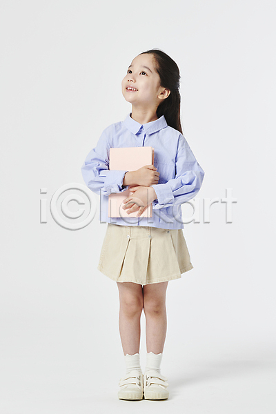 소녀(어린이) 소녀한명만 어린이 여자 초등학생 한국인 한명 JPG 앞모습 포토 독서 들기 미소(표정) 서기 스튜디오촬영 안기 올려보기 전신 책
