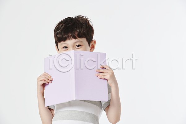 남자 소년 소년한명만 어린이 초등학생 한국인 한명 JPG 앞모습 포토 독서 들기 상반신 스튜디오촬영 얼굴가리기 책