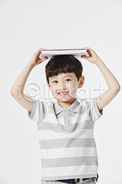 남자 소년 소년한명만 어린이 초등학생 한국인 한명 JPG 앞모습 포토 독서 미소(표정) 상반신 스튜디오촬영 올리기 잡기 책