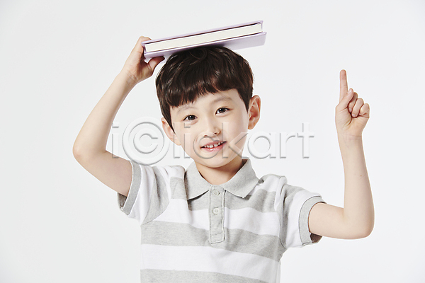 남자 소년 소년한명만 어린이 초등학생 한국인 한명 JPG 앞모습 포토 가리킴 독서 미소(표정) 상반신 스튜디오촬영 올리기 잡기 책