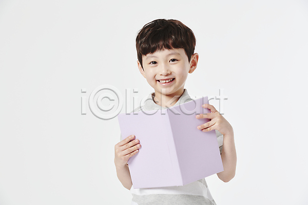 남자 소년 소년한명만 어린이 초등학생 한국인 한명 JPG 앞모습 포토 독서 들기 미소(표정) 상반신 스튜디오촬영 책