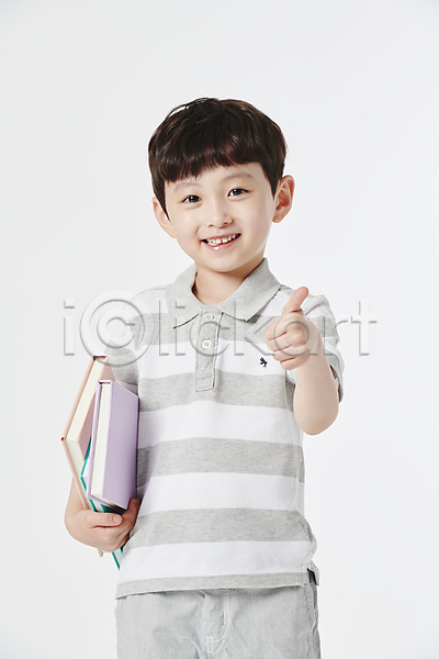 남자 소년 소년한명만 어린이 초등학생 한국인 한명 JPG 앞모습 포토 독서 들기 따봉 미소(표정) 상반신 스튜디오촬영 책