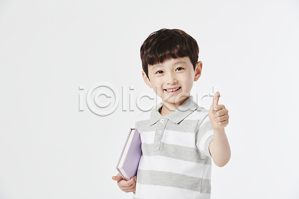 남자 소년 소년한명만 어린이 초등학생 한국인 한명 JPG 앞모습 포토 독서 들기 따봉 미소(표정) 상반신 스튜디오촬영 책