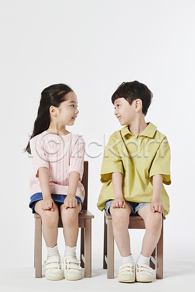 남자 두명 소녀(어린이) 소년 어린이만 여자 한국인 JPG 앞모습 포토 마주보기 미소(표정) 스튜디오촬영 앉기 의자 전신 주먹