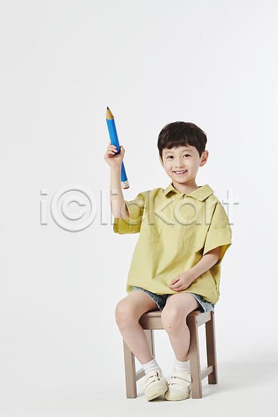 남자 소년 소년한명만 어린이 한국인 한명 JPG 앞모습 포토 들기 미소(표정) 스튜디오촬영 앉기 연필 의자 전신