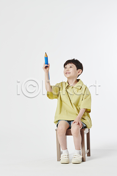 남자 소년 소년한명만 어린이 한국인 한명 JPG 앞모습 포토 들기 미소(표정) 스튜디오촬영 앉기 연필 올려보기 의자 전신