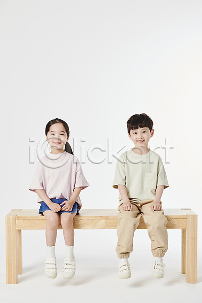 남자 두명 소녀(어린이) 소년 어린이만 여자 한국인 JPG 앞모습 포토 남매 미소(표정) 스튜디오촬영 앉기 응시 의자 전신 주먹