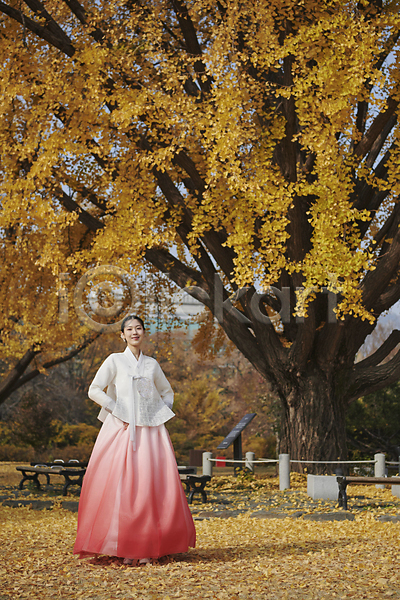 20대 성인 성인여자한명만 여자 한국인 한명 JPG 앞모습 포토 가을(계절) 경복궁 단아함 미소(표정) 서울 야외 은행나무 전신 주간 한국전통 한복