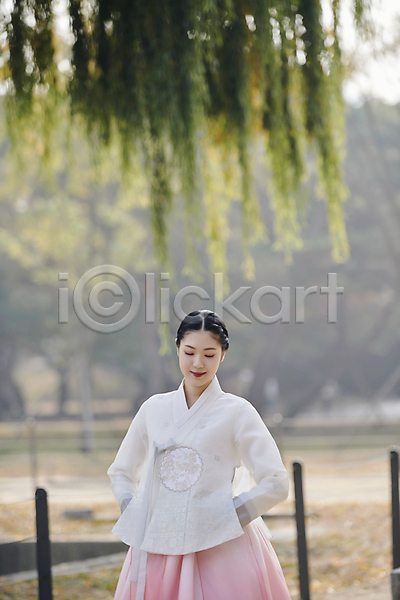 산책 20대 성인 성인여자한명만 여자 한국인 한명 JPG 아웃포커스 앞모습 포토 가을(계절) 경복궁 내려보기 단아함 상반신 서울 야외 주간 한국전통 한복