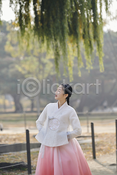 20대 성인 성인여자한명만 여자 한국인 한명 JPG 아웃포커스 앞모습 포토 가을(계절) 경복궁 단아함 상반신 서울 야외 올려보기 주간 한국전통 한복