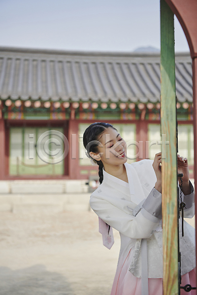 20대 성인 성인여자한명만 여자 한국인 한명 JPG 옆모습 포토 가을(계절) 경복궁 국내포토 나오기 단아함 미소(표정) 상반신 서울 손짚기 야외 응시 주간 한국전통 한복