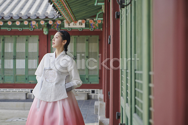 20대 성인 성인여자한명만 여자 한국인 한명 JPG 앞모습 포토 가을(계절) 경복궁 단아함 상반신 서울 야외 응시 주간 한국전통 한복