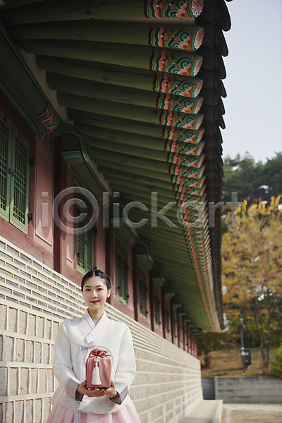 20대 성인 성인여자한명만 여자 한국인 한명 JPG 앞모습 포토 가을(계절) 경복궁 단아함 들기 명절선물 보따리 상반신 서울 선물상자 야외 주간 추석선물 한국전통 한복