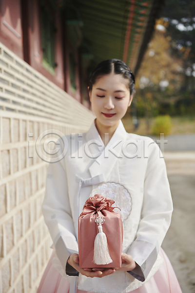 20대 성인 성인여자한명만 여자 한국인 한명 JPG 근접촬영 앞모습 포토 가을(계절) 경복궁 내려보기 단아함 들기 명절선물 보따리 상반신 서울 선물상자 야외 응시 주간 추석선물 한국전통 한복