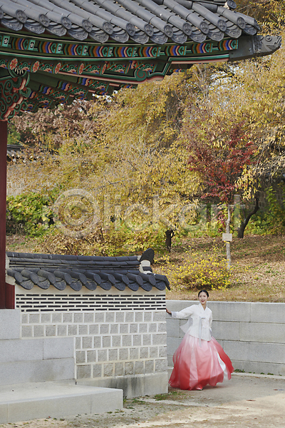 20대 성인 성인여자한명만 여자 한국인 한명 JPG 앞모습 포토 가을(계절) 경복궁 골목길 국내포토 나오기 단아함 달리기 서울 야외 전신 주간 한국전통 한복