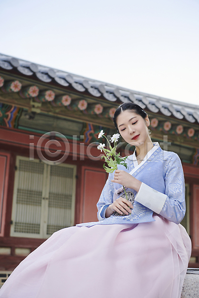 20대 성인 성인여자한명만 여자 한국인 한명 JPG 앞모습 포토 가을(계절) 경복궁 꽃 눈감음 단아함 들기 상반신 서울 앉기 야외 주간 한국전통 한복