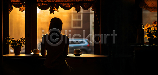 여유 휴식 성인 성인여자한명만 여자 한명 JPG 실루엣 편집이미지 가을풍경 상반신 앉기 창문 카페 커피 커피잔 화분