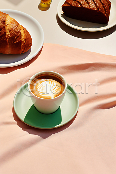 사람없음 JPG 디지털합성 편집이미지 라떼아트 라이프스타일 브런치 빵 식탁보 연분홍색 음식 접시 카페 커피 커피잔