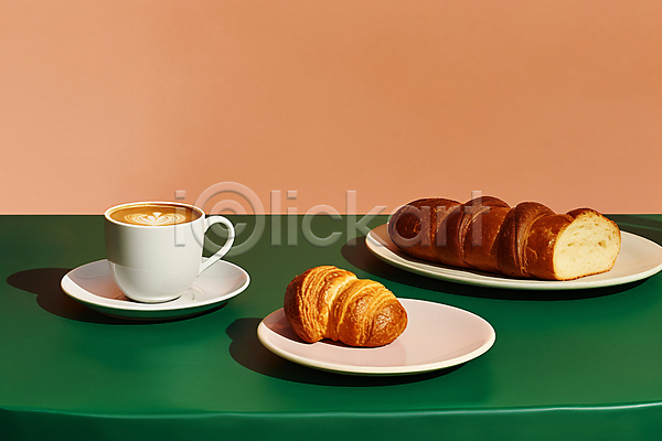 사람없음 JPG 디지털합성 편집이미지 라떼아트 라이프스타일 브런치 빵 음식 접시 초록색 카페 커피 커피잔 탁자
