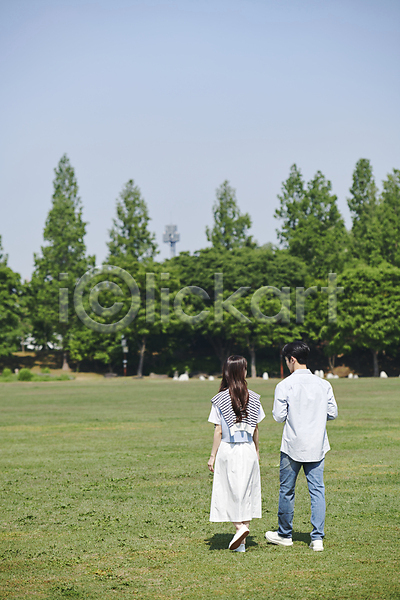 다정 사랑 20대 남자 두명 성인 성인만 여자 한국인 JPG 뒷모습 포토 걷기 공원 나무 데이트 야외 연애 전신 주간 초원(자연) 커플