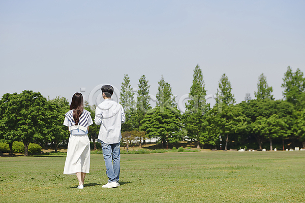 다정 사랑 20대 남자 두명 성인 성인만 여자 한국인 JPG 뒷모습 포토 걷기 공원 나무 데이트 야외 연애 전신 주간 초원(자연) 커플
